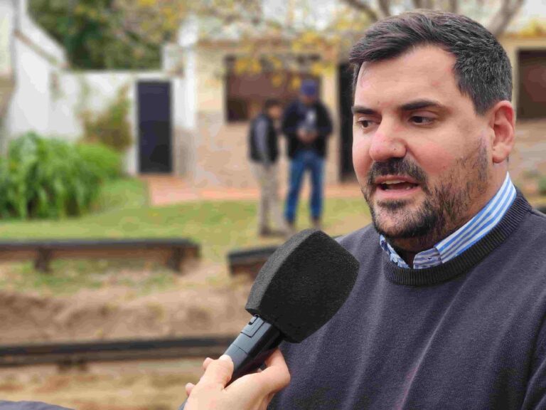 🛠️ Mejoras urbanas en Laboulaye: avanza la obra de cordón cuneta y adoquines en barrio Belgrano.