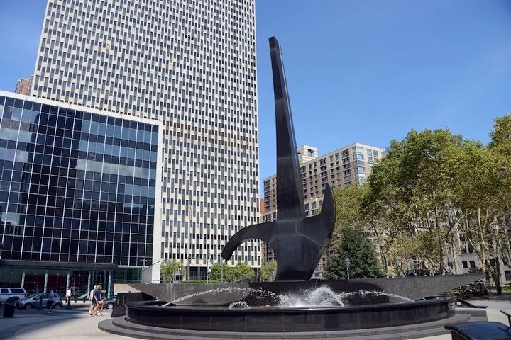 Edificio de Oficinas Federales Jacob K. Javits, ubicado en el número 26 de Federal Plaza, en Foley Square, en el distrito Civic Center de Manhattan, Nueva York
