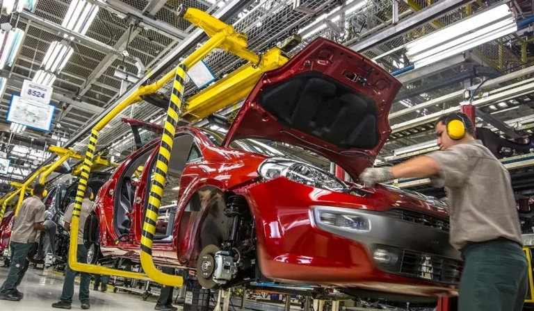 La industria argentina registró leve crecimiento en mayo, pero advierten sobre posible estancamiento futuro.