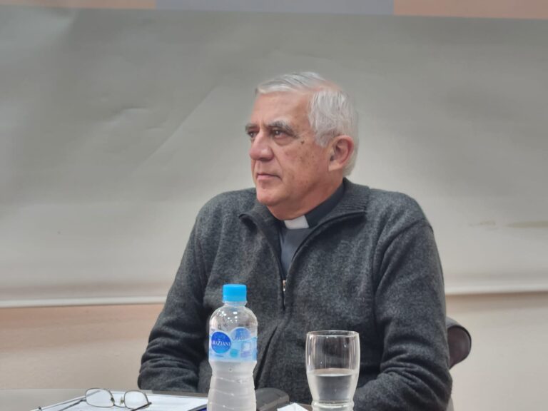 💬 Conversatorio sobre adopción en Laboulaye: el mensaje del obispo Monseñor Uriona.