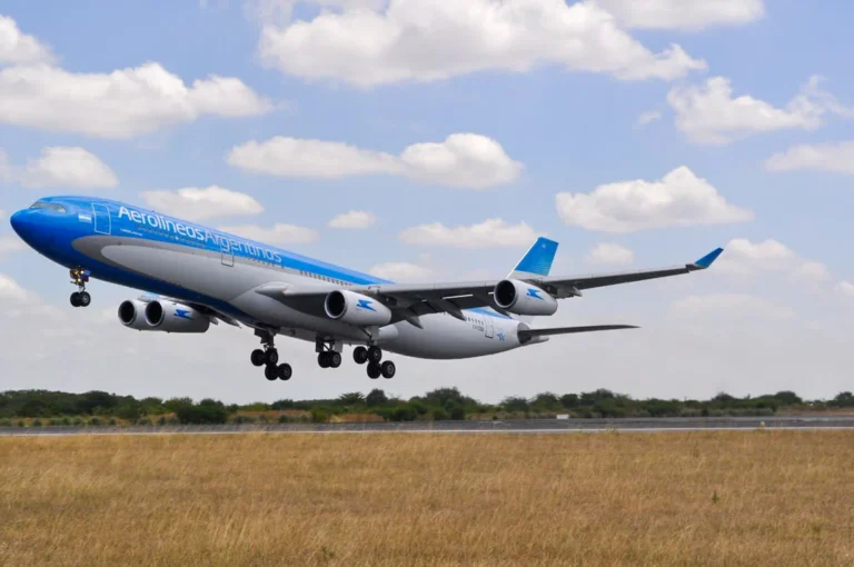 Paro de pilotos de APLA afecta hoy a Aerolíneas Argentinas: 6000 pasajeros impactados y pérdidas millonarias.