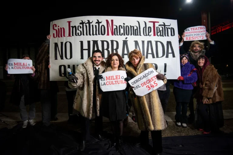 El Gobierno avanza con la disolución de organismos culturales y genera rechazo en el sector.
