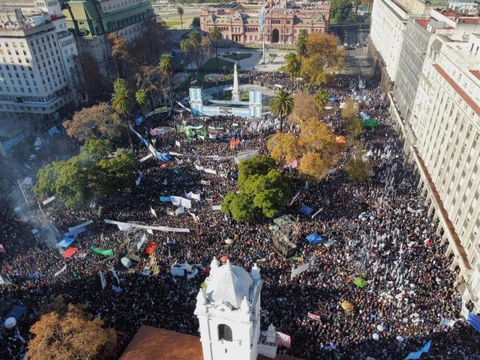 Masiva Concentración en Plaza de Mayo: El Peronismo Reafirma su Respaldo a Cristina Kirchner.