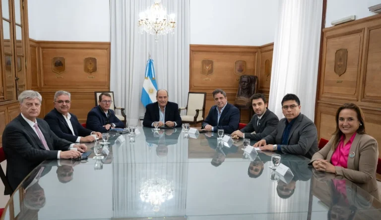 Gobernadores reclaman a Milei fondos y reactivación de obras públicas.