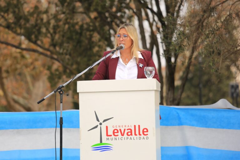 Laura Paredes: «Hoy también gritamos libertad para soñar, independencia para construir y unidad para lograrlo»