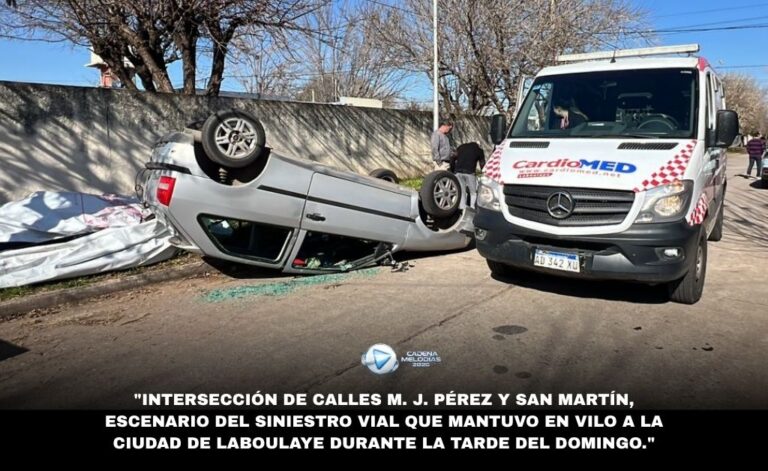 Siniestro vial en Laboulaye: un automóvil impactó contra un vehículo estacionado